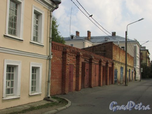 город Ломоносов, улица Рубакина, дом 6, литера Г3. Вид со зданий со стороны 1-й Нижней улицы. Фото 20 сентября 2015 года.