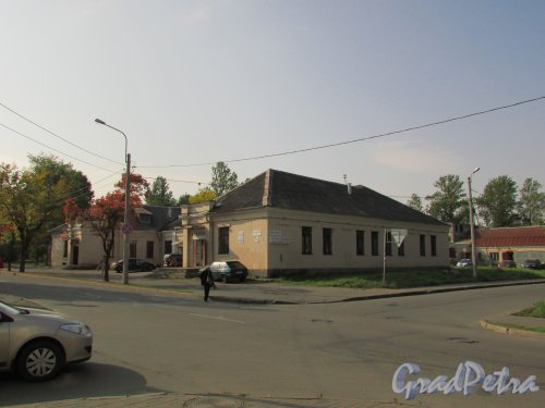  город Ломоносов, Владимирская улица, дом 5 / улица Костылева, дом 11. Общий вид здания. Фото 18 сентября 2015 года.