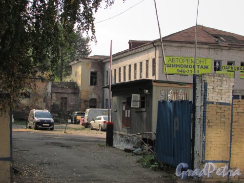 город Ломоносов, Владимирская улица, дом 10, литера В. Вид со стороны улицы Костылёва. Фото 18 сентября 2015 года.