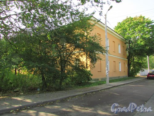 город Ломоносов, улица Костылёва, дом 17. Вид со стороны улицы Костылёва. Фото 18 сентября 2015 года.