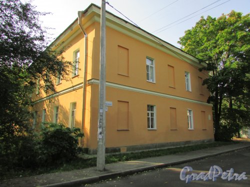 город Ломоносов, улица Костылёва, дом 17. Общий вид здания со стороны улицы Костылёва. Фото 18 сентября 2015 года.