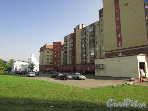 город Ломоносов, улица Костылёва, дом 18. Вид жилого дома со двора. Фото 18 сентября 2015 года.