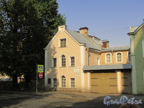город Ломоносов, Еленинская улица, дом 20. Флигель дома адмирала П.Ф. Анжу. Общий вид здания. Фото 18 сентября 2015 года.