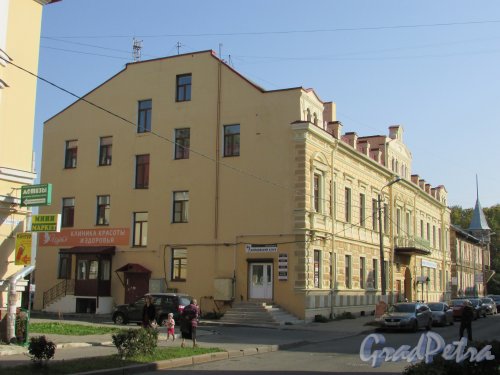 город Ломоносов, Еленинская улица, дом 24, литера А. Общий вид здания. Фото 18 сентября 2015 года.
