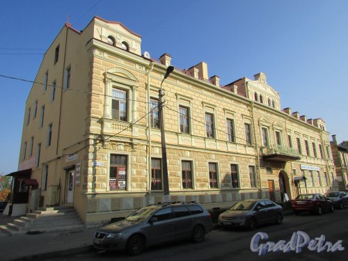 город Ломоносов, Еленинская улица, дом 24, литера А. Фасад со стороны Еленинской улице. Фото 18 сентября 2015 года.