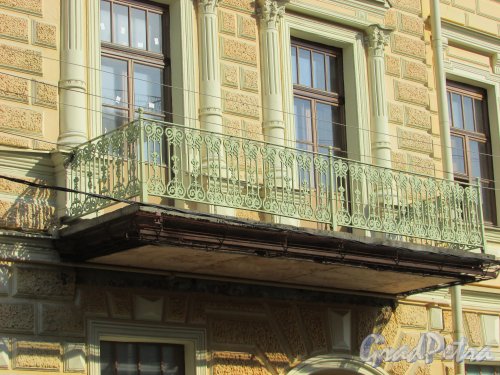 город Ломоносов, Еленинская улица, дом 24, литера А. Общий вид центрального балкона. Фото 18 сентября 2015 года.