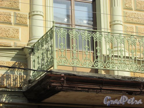 город Ломоносов, Еленинская улица, дом 24, литера А. Решетка балкона в центральноя части фасада здания. Фото 18 сентября 2015 года.