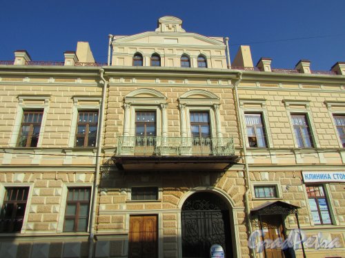 город Ломоносов, Еленинская улица, дом 24, литера А. Центральная часть фасада здания. Фото 18 сентября 2015 года.