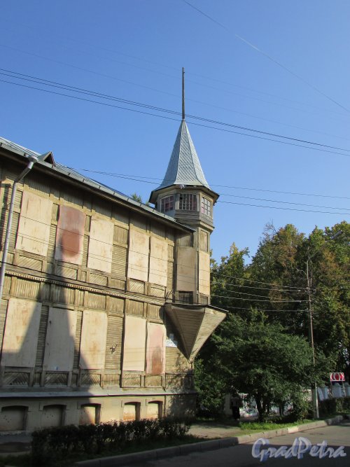 город Ломоносов, Еленинская улица, дом 26 / улица Ломоносова, дом 13. Угловая часть здания с башней. Фото 18 сентября 2015 года.