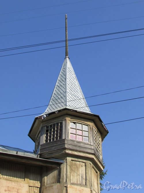 город Ломоносов, Еленинская улица, дом 26 / улица Ломоносова, дом 13. Общий вид угловой башни. Фото 18 сентября 2015 года.