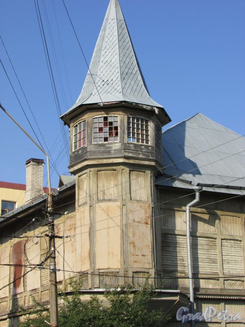 город Ломоносов, Еленинская улица, дом 26 / улица Ломоносова, дом 13. Угловая башня, общий вид. Фото 18 сентября 2015 года.