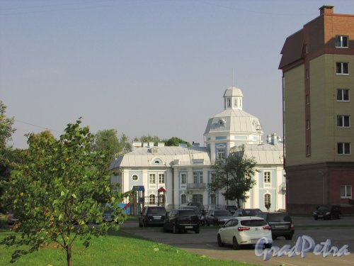 город Ломоносов, Еленинская улица, дом 33, литера А. вид на здание Управления федерального казначейства со стороны улицы Костылёва. Фото 18 сентября 2015 года.