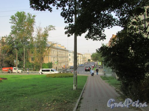 город Ломоносов, перспектива Кронштадтской улицы от Центральной улицы. Фото 18 сентября 2015 года.