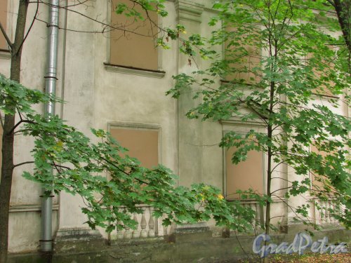 город Ломоносов, Михайловская улица, дом 3, литера А. Фрагмент фасада здания. Фото 19 сентября 2015 года.