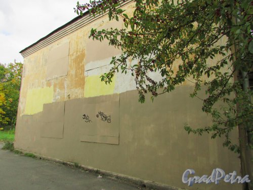 город Ломоносов, Михайловская улица, дом 5а, литера А. Фасад со стороны Манежной улицы. Фото 19 сентября 2015 года.