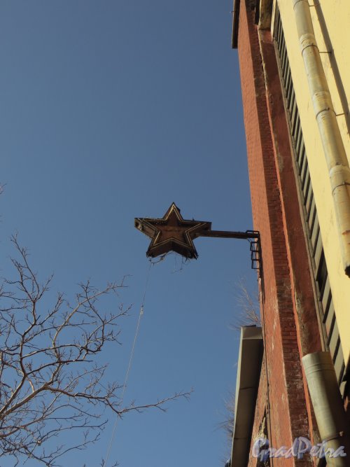 Пионерская улица, дом 53. Звезда на фасаде. Фото 30 апреля 2013 года.