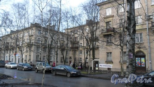 Улица Сестрорецкая, дом 5. 4-5-этажный жилой дом в стиле сталинского неоклассицизма 1956 года постройки. 7 парадных. 82 квартиры. В здании расположены: торговая компания 