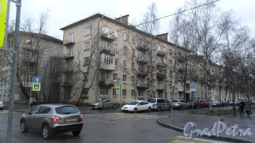 Улица Сестрорецкая, дом 9. 5-этажный жилой дом серии 1-528кп 1961 года постройки. 2 парадные. 40 квартир. Фото 7 декабря 2015 года.