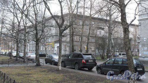 Сестрорецкая улица, дом 2. 4-этажный жилой дом в стиле сталинского неоклассицизма 1955 года постройки. 5 парадных. 7 квартир(255 комнат). Вид дома с Сестрорецкой улицы. Фото 7 декабря 2015 года.