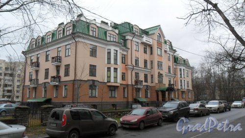 Улица Калязинская, дом 7. 4-5-этажный жилой дом 2010 года постройки. 2 парадные. 36 квартир. В здании расположена инвестиционно-строительная компания 