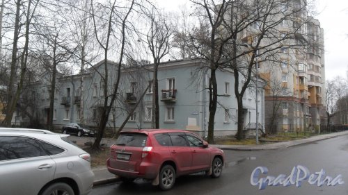Улица Ломовская, дом 10. 2-этажный жилой дом 1950 года постройки. 4 парадные. 16 квартир. Фото 11 декабря 2015 года.