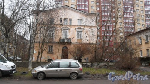Улица Ломовская, дом 7. 3-этажный жилой дом 1950 года постройки. 1 парадная. 10 квартир. Фото 11 декабря 2015 года.