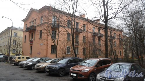 Улица Ломовская, дом 4. 3-этажный жилой дом 1953 года постройки. 2 парадные. 18 квартир. Фото 11 декабря 2015 года.
