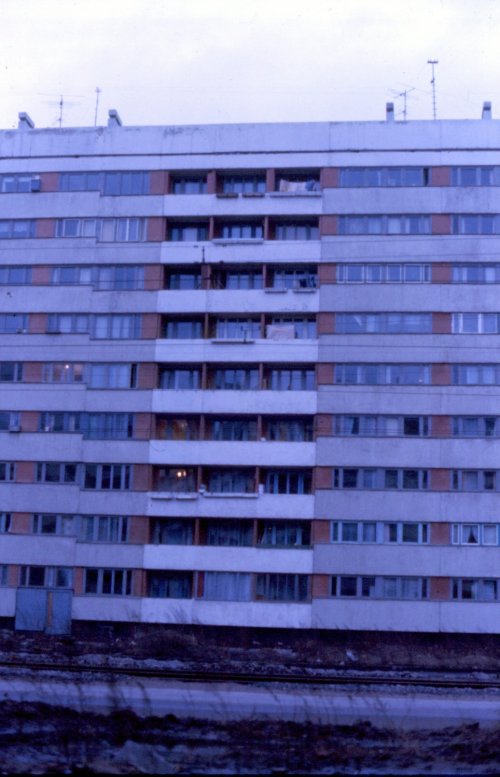 Наличная улица, дом 49. Фрагмент фасада. Вид от дома 40, корпус 1. Автор: Майкл Нойберт. 1976-1977 годы.