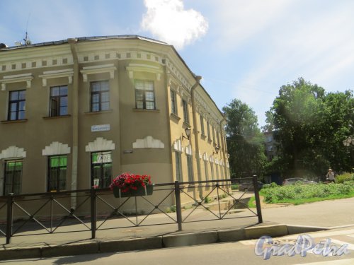 г. Сестрорецк, улица Володарского, дом 1. Угловая часть здания. Фото 23 июля 2015 года.