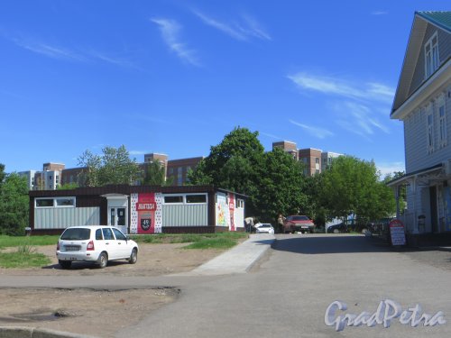 город Сестрорецк, улица Коммунаров, дом 4, литера А. Общий вид торгового павильона. Фото 27 июля 2015 года.