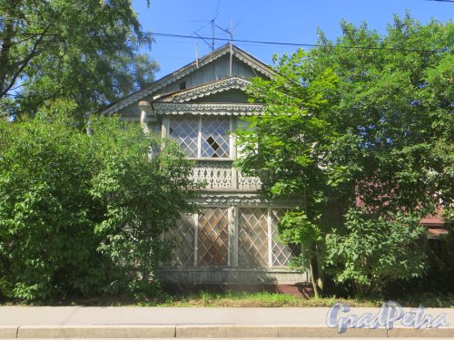 город Сестрорецк, улица Коммунаров, дом 33. Фрагмент деревянного оформления фасада здания. Фото 27 июля 2015 года.