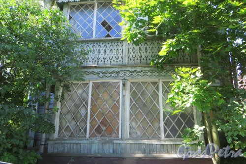 город Сестрорецк, улица Коммунаров, дом 33. Фрагмент деревянной резьбы на фасаде здания. Фото 27 июля 2015 года.
