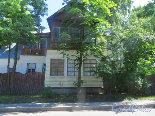 город Сестрорецк, улица Коммунаров, дом 36. Фрагмент фасада здания. Фото 27 июля 2015 года.