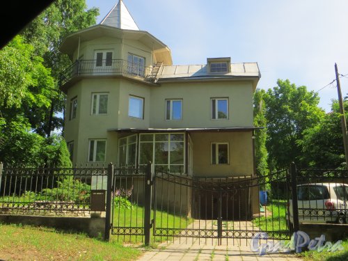 город Сестрорецк, улица Коммунаров, дом 42. Общий вид жилого дома на участке и въезд не территорию. Фото 27 июля 2015 года.