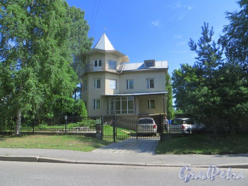 город Сестрорецк, улица Коммунаров, дом 42. Общий вид участка. Фото 27 июля 2015 года.