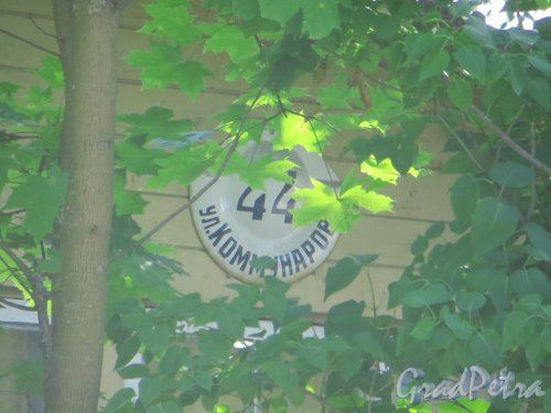 город Сестрорецк, улица Коммунаров, дом 44. Табличка с номером дома. Фото 27 июля 2015 года.