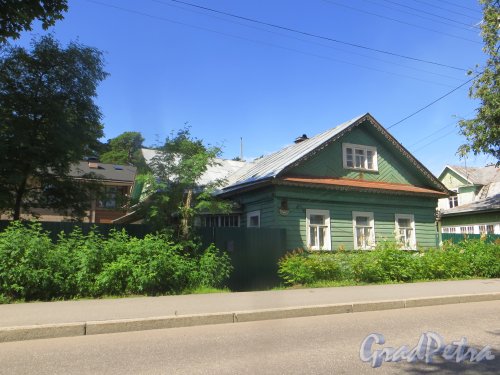 город Сестрорецк, улица Коммунаров, дом 49. Общий вид жилого дома. Фото 27 июля 2015 года.