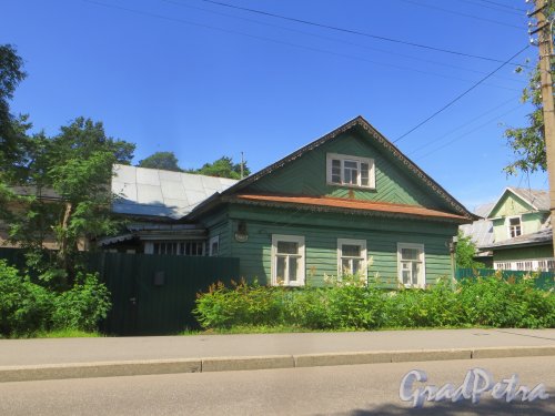 город Сестрорецк, улица Коммунаров, дом 49. Фасад жилого дома. Фото 27 июля 2015 года.