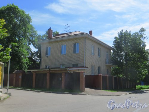 город Сестрорецк, улица Коммунаров, дом 52. Общий вид участка. Фото 27 июля 2015 года.