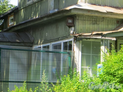 город Сестрорецк, улица Коммунаров, дом 53. Фрагмент фасада с номером здания. Фото 27 июля 2015 года.