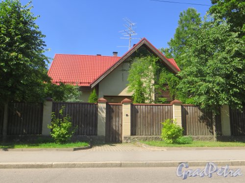город Сестрорецк, улица Коммунаров, дом 55. Общий вид жилого дома. Фото 27 июля 2015 года.