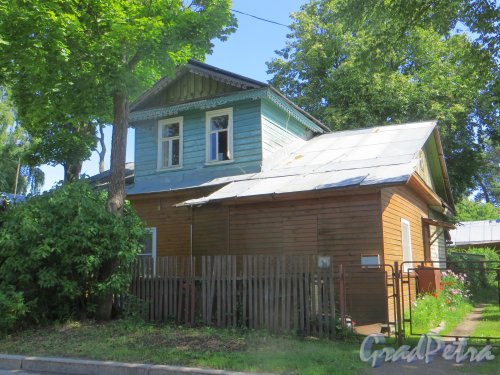 город Сестрорецк, улица Коммунаров, дом 60. Общий вид деревянного двухэтажного здания. Фото 27 июля 2015 года.