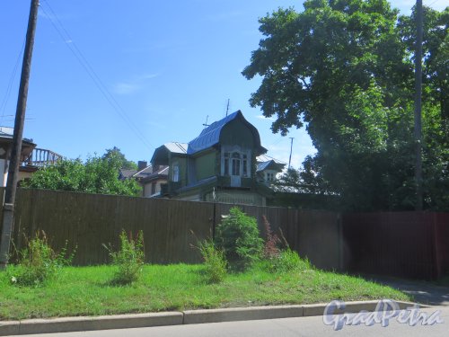 город Сестрорецк, улица Коммунаров, дом 64. Общий вид деревянного двухэтажного здания с мезонином. Фото 27 июля 2015 года.