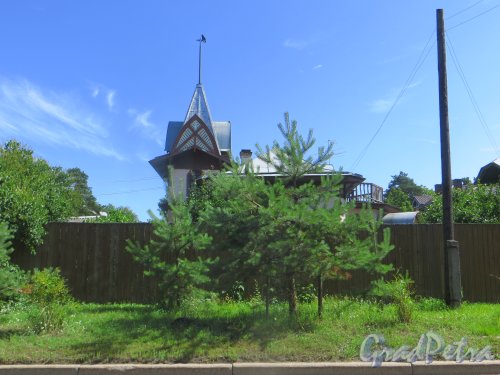 город Сестрорецк, улица Коммунаров, дом 66. Общий вид жилого дома. Фото 27 июля 2015 года.
