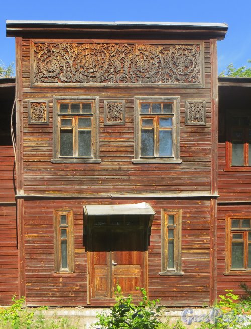 г. Сестрорецк, Сосновая улица, дом 3. Фрагмент центральной части фасада здания. Фото 27 июля 2015 года.