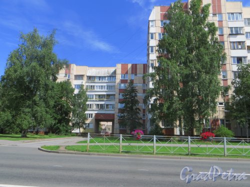 г. Сестрорецк, улица Токарева, дом 3. Северная часть жилого дома. Фото 27 июля 2015 года.