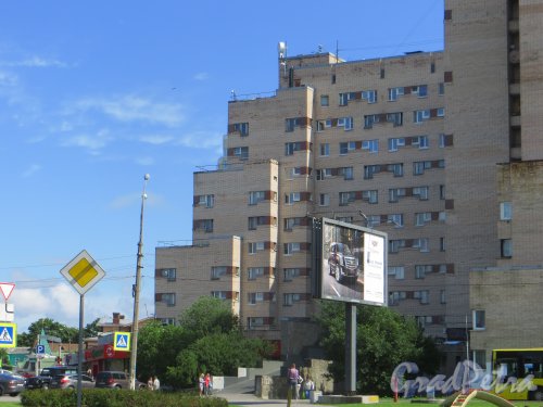 г. Сестрорецк, улица Токарева, дом 15, литера А. Северная часть жилого дома, выходящая к Дубковскому шоссе. Фото 27 июля 2015 года.