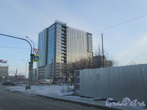 Софийская ул. (Купчино), дом 8. Вид на новый офисный центр со стороны улицы Фучика. Фото 5 января 2015 года.