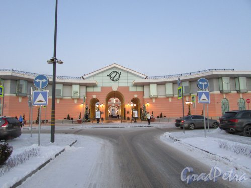 Пулковское шоссе (Шушары), дом 60. Торговый центр «OUTLET VILLAGE» (Пулково). Вход в торговый центр. Фото 5 января 2016 года.