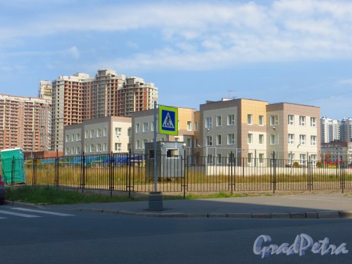 Улица Кустодиева, дом 1. Детский сад жилого комплекса «Лондон Парк». Фото 6 августа 2015 года.